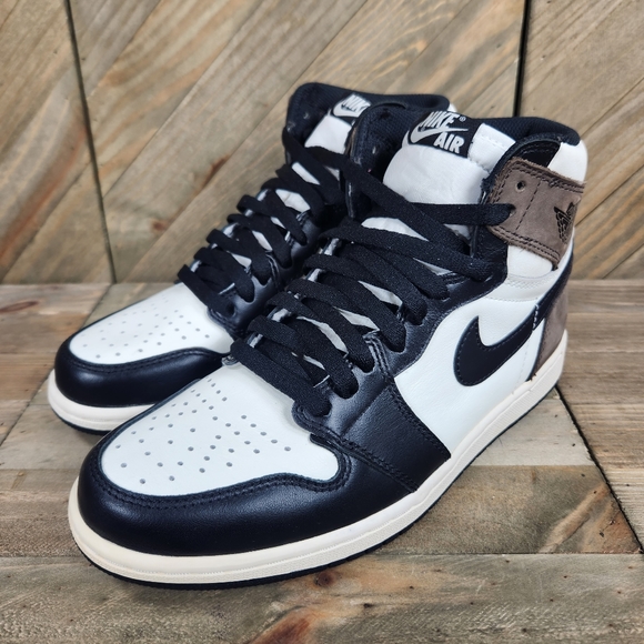Nike Air Jordan 1 Mocha Retro High Mens Athletic Sneakers Size 8.5 Womens 10 - Picture 4 of 9